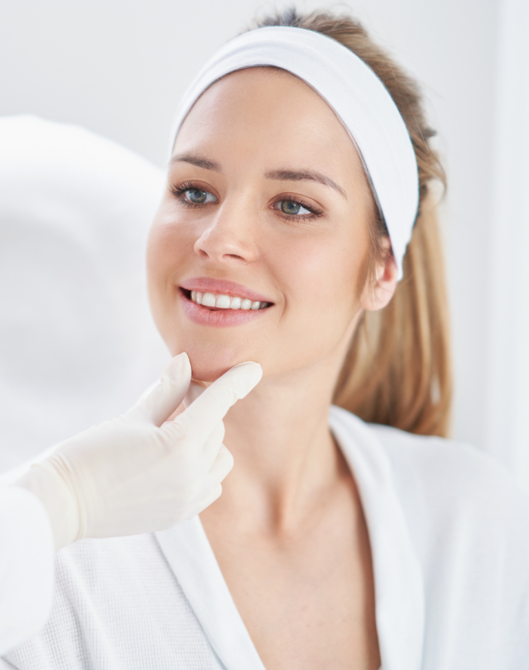 Kobieta z uśmiechem.