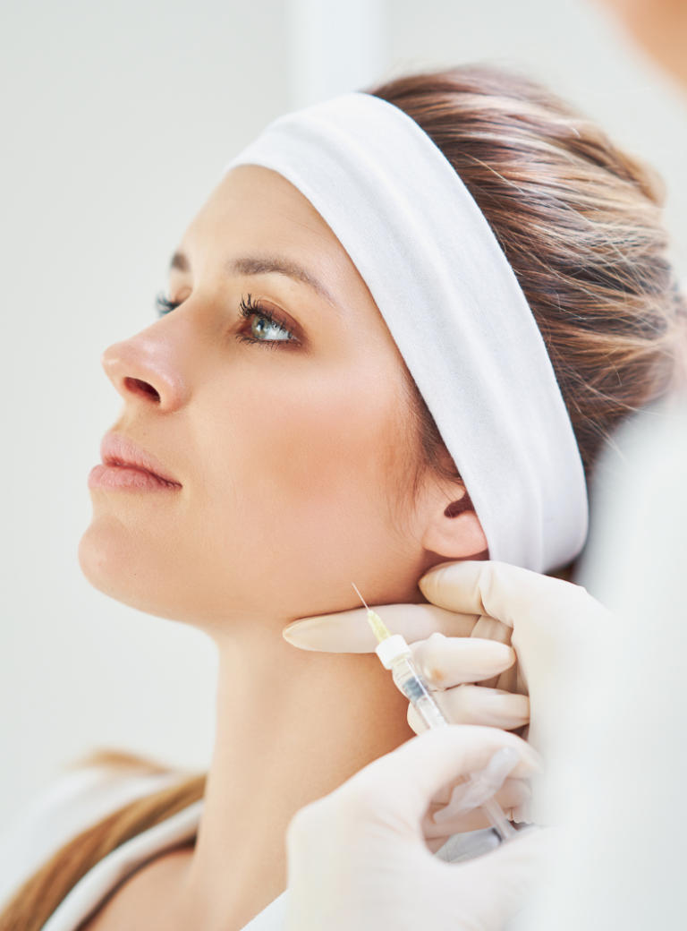 Kobieta w białej opasce